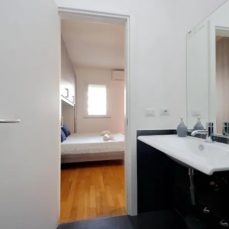 Claudias Flat By Domusdimore アパート