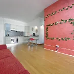Claudias Flat By Domusdimore Apartman *